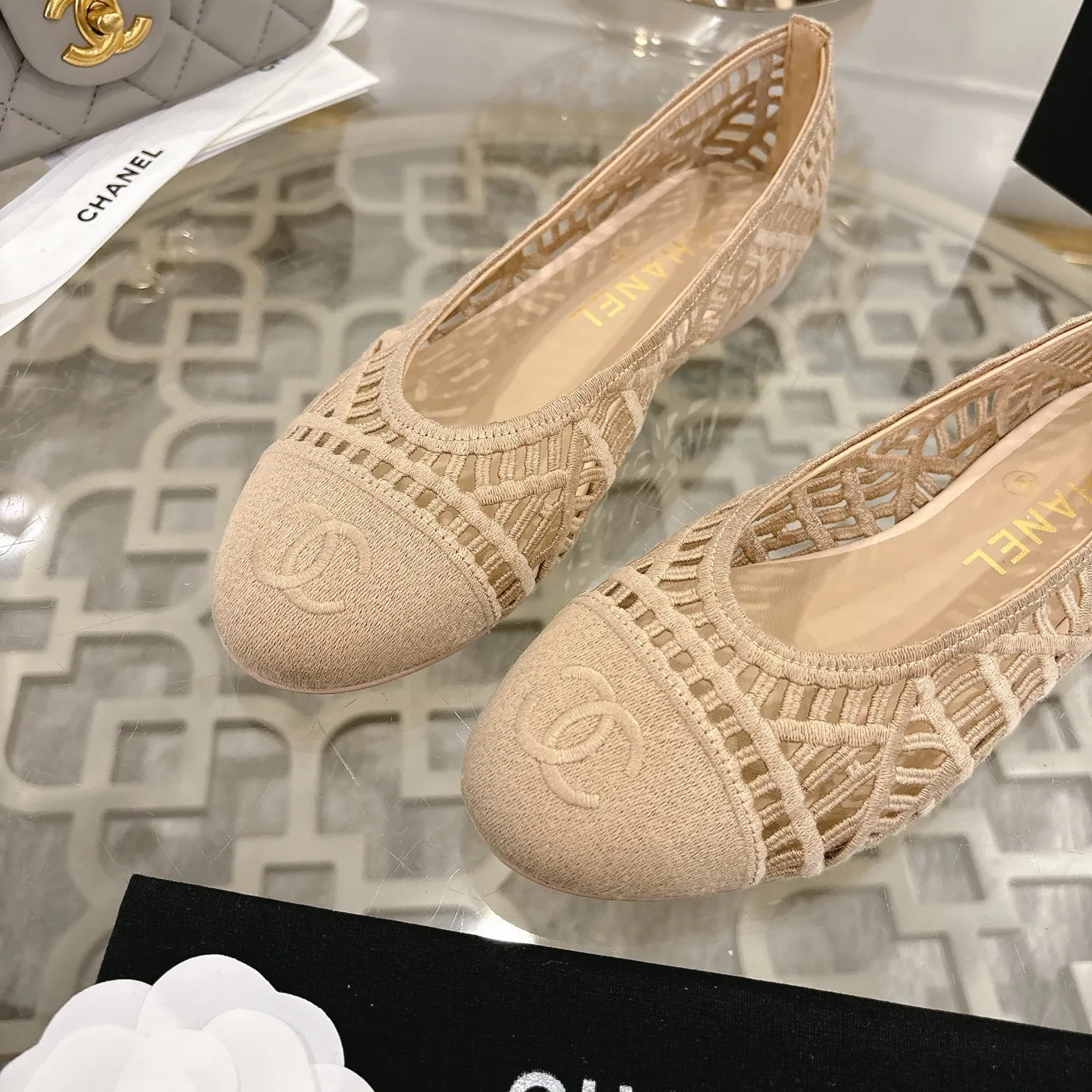 👟👟Ex-factory price 520👟👟 Chanel 25SS finally comes out with woven ballet shoes‼ ️ Shoes worthy of their own article, I have to say that they are finally waiting for you! So elegant and chill. Wear it in the summer to enjoy the breeze and walk on the street. Round square toe design. Cute and cute~ The appearance is super online. When you wear it, you will feel like a wealthy daughter. I thought it was good-looking. Only when I put it on my feet do I know how easy it is to wear~ Upper: Exclusive custom-made mesh (comfortable and breathable) Foot pad: Sheepskin Outsole: Genuine leather sole imported from Italy Size: 35-39 (customized at 40.41.42)
